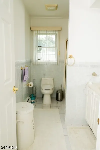 40 Oaktree Ln Bloomfield, NJ 07003