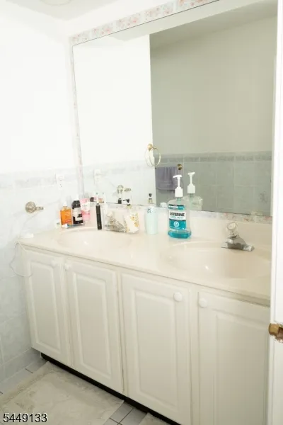 40 Oaktree Ln Bloomfield, NJ 07003