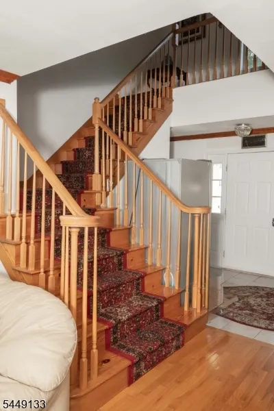 40 Oaktree Ln Bloomfield, NJ 07003