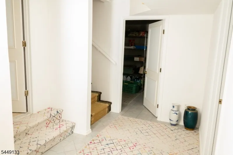 40 Oaktree Ln Bloomfield, NJ 07003