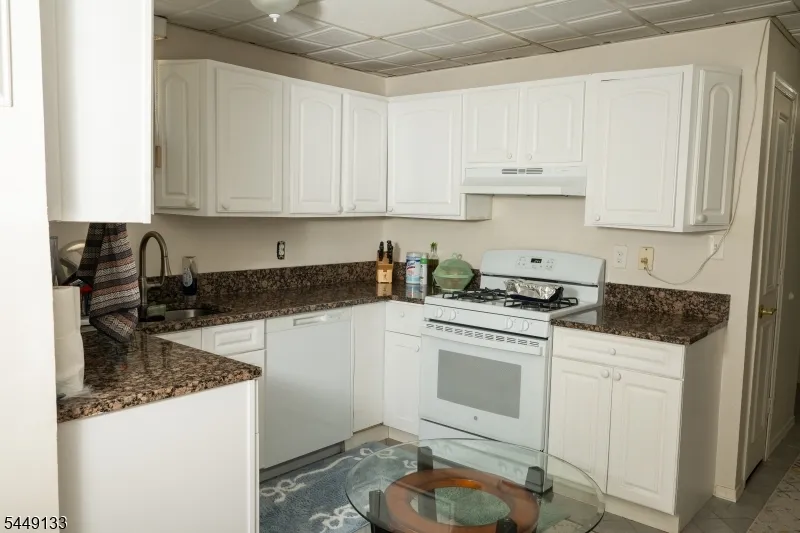 40 Oaktree Ln Bloomfield, NJ 07003