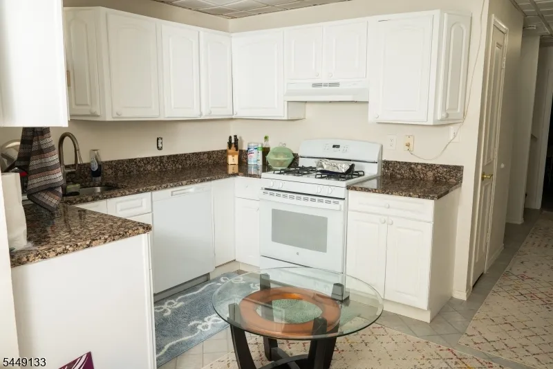 40 Oaktree Ln Bloomfield, NJ 07003