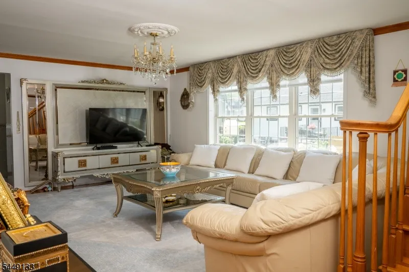 40 Oaktree Ln Bloomfield, NJ 07003