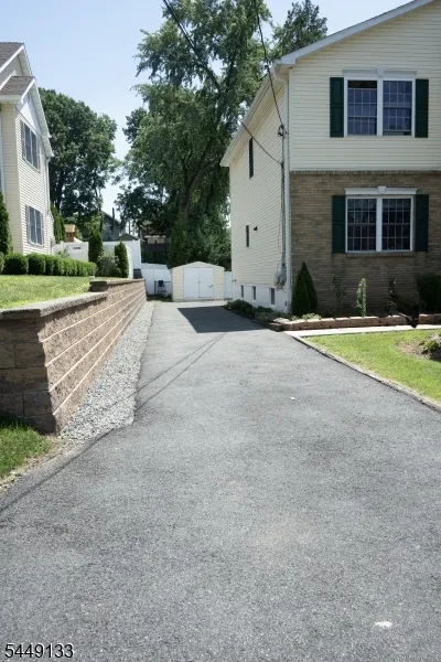 40 Oaktree Ln Bloomfield, NJ 07003