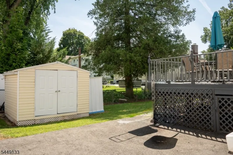 40 Oaktree Ln Bloomfield, NJ 07003