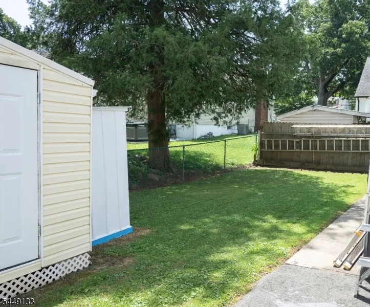 40 Oaktree Ln Bloomfield, NJ 07003