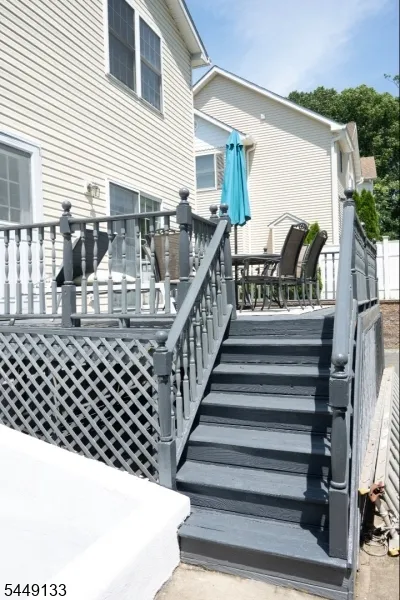 40 Oaktree Ln Bloomfield, NJ 07003
