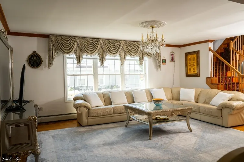40 Oaktree Ln Bloomfield, NJ 07003