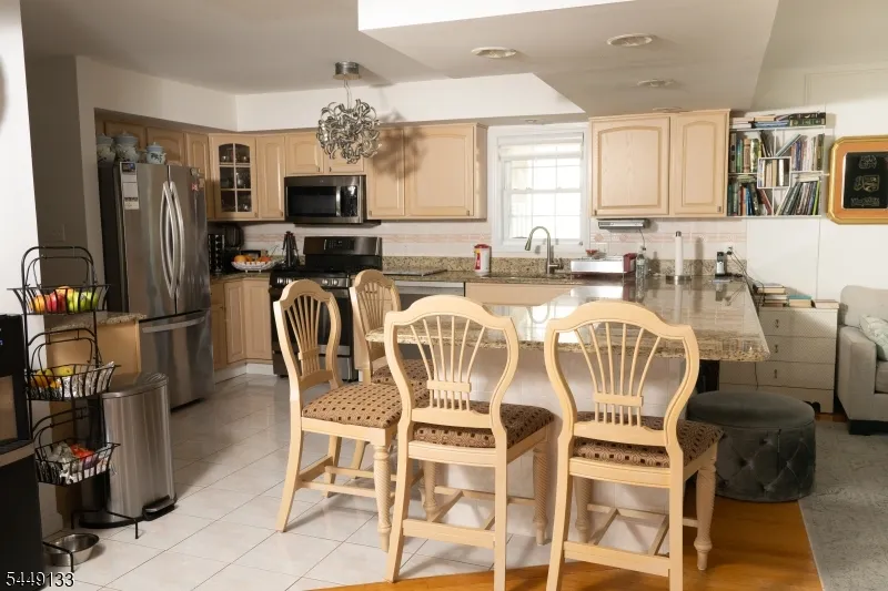 40 Oaktree Ln Bloomfield, NJ 07003