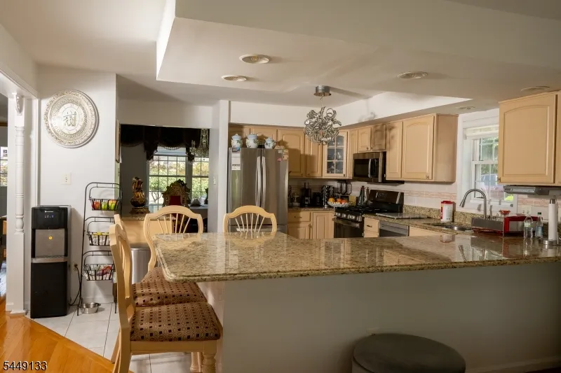 40 Oaktree Ln Bloomfield, NJ 07003