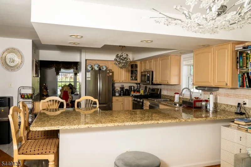 40 Oaktree Ln Bloomfield, NJ 07003