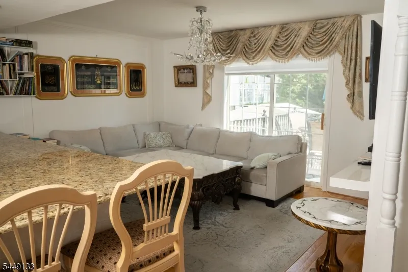 40 Oaktree Ln Bloomfield, NJ 07003