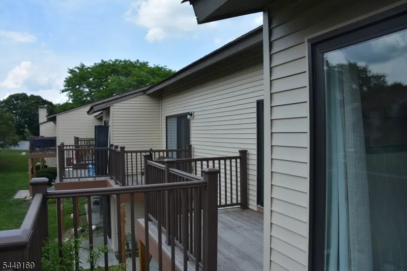 1306 Spruce Hills Dr Glen Gardner, NJ 08826