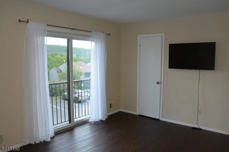 1306 Spruce Hills Dr Glen Gardner, NJ 08826