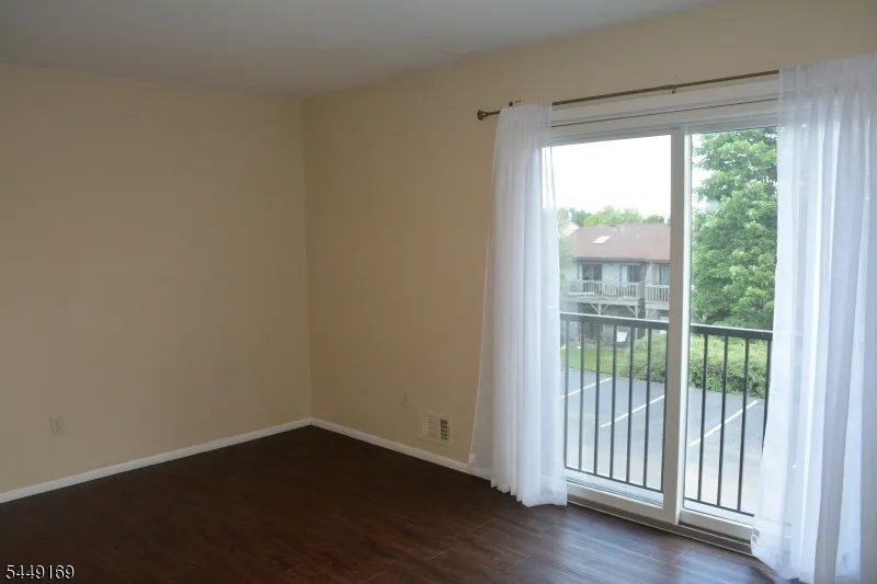 1306 Spruce Hills Dr Glen Gardner, NJ 08826