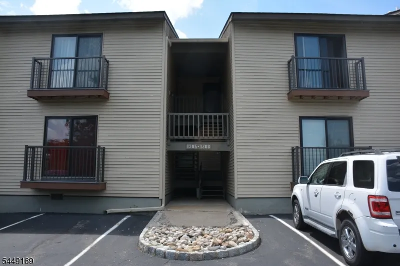 1306 Spruce Hills Dr Glen Gardner, NJ 08826