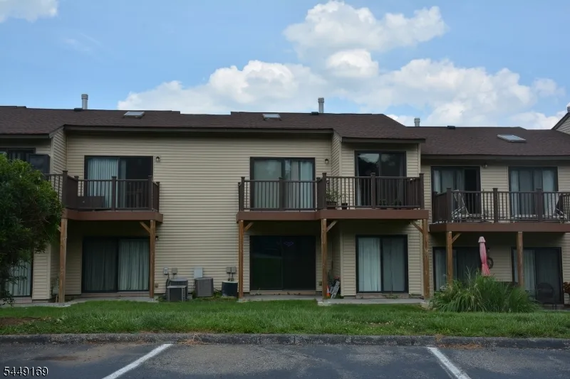 1306 Spruce Hills Dr Glen Gardner, NJ 08826