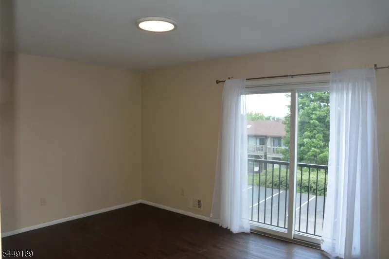 1306 Spruce Hills Dr Glen Gardner, NJ 08826