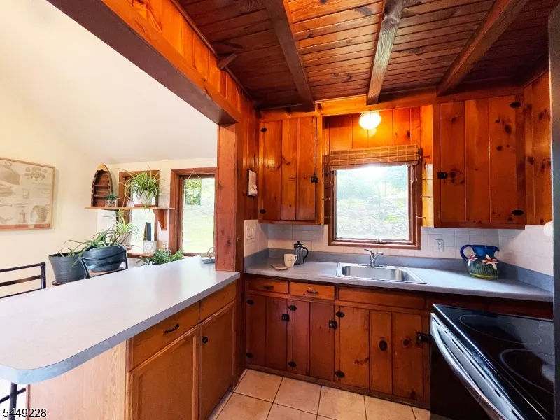 16 Lakeview Rd Hopatcong, NJ 07843