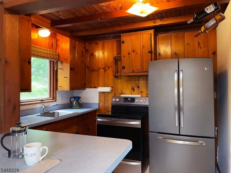 16 Lakeview Rd Hopatcong, NJ 07843