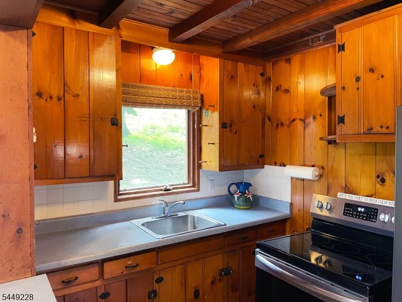 16 Lakeview Rd Hopatcong, NJ 07843