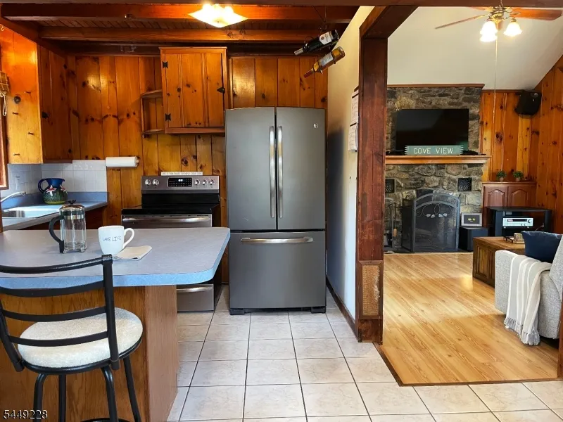 16 Lakeview Rd Hopatcong, NJ 07843