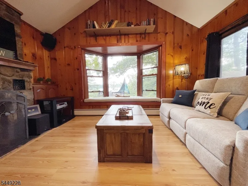 16 Lakeview Rd Hopatcong, NJ 07843