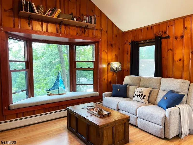 16 Lakeview Rd Hopatcong, NJ 07843