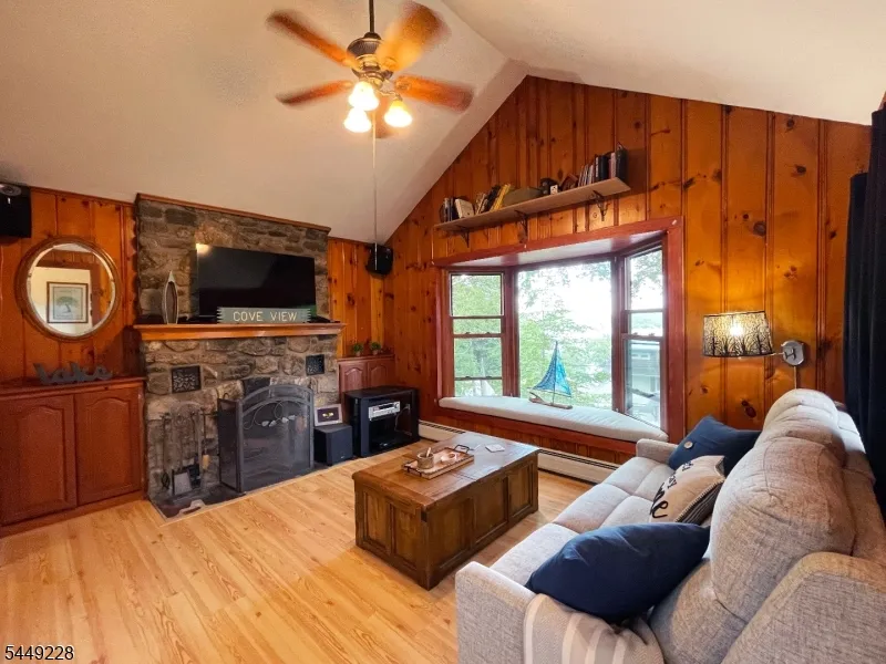 16 Lakeview Rd Hopatcong, NJ 07843