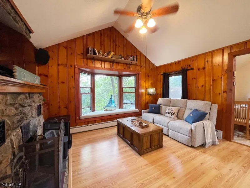 16 Lakeview Rd Hopatcong, NJ 07843
