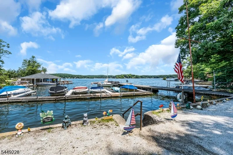 16 Lakeview Rd Hopatcong, NJ 07843