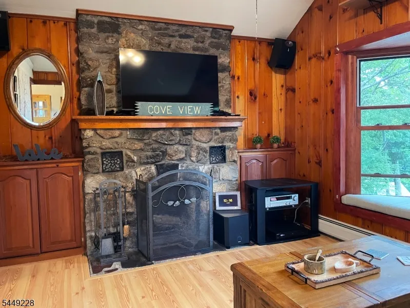 16 Lakeview Rd Hopatcong, NJ 07843