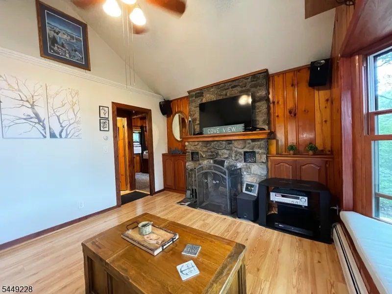 16 Lakeview Rd Hopatcong, NJ 07843