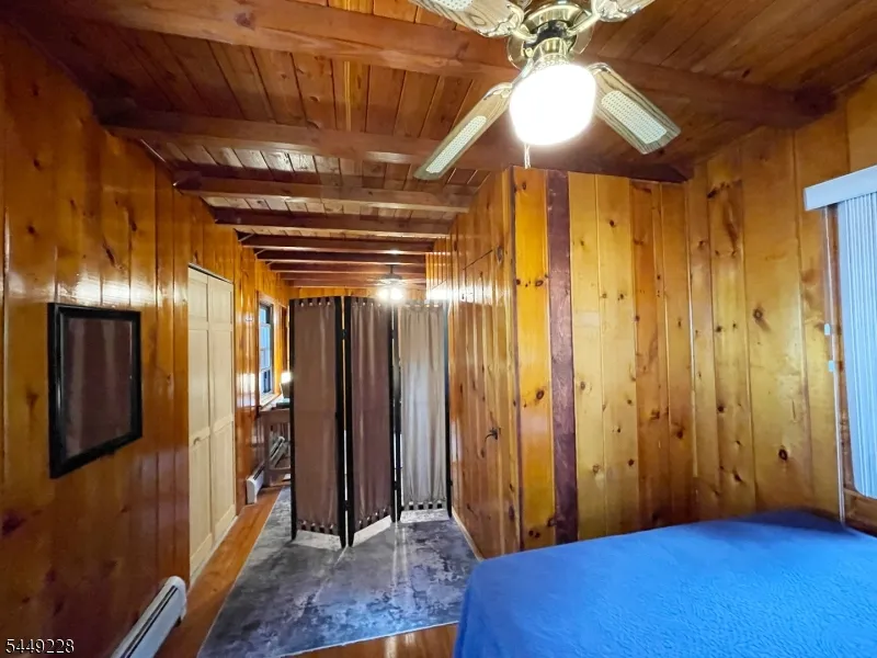 16 Lakeview Rd Hopatcong, NJ 07843