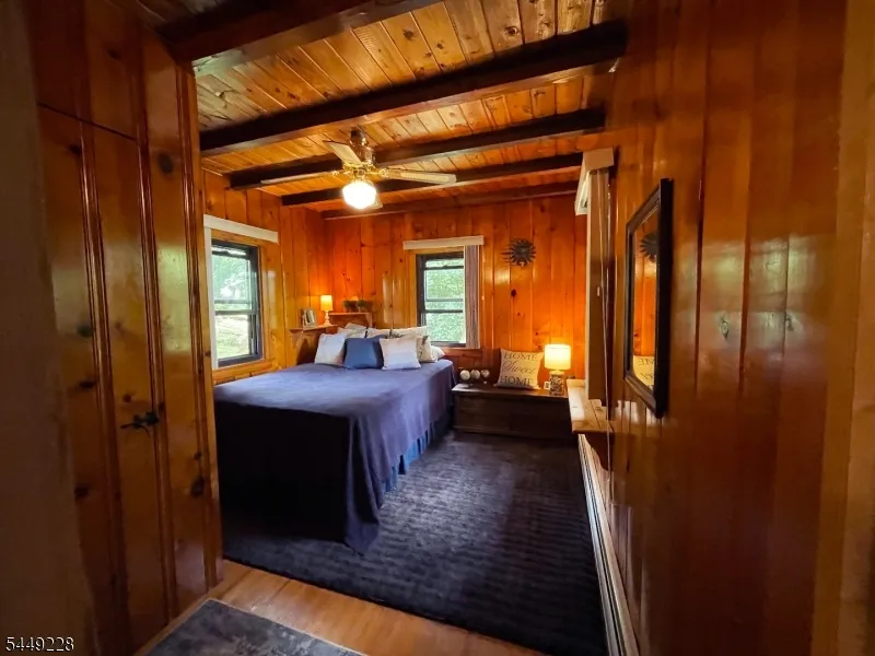 16 Lakeview Rd Hopatcong, NJ 07843