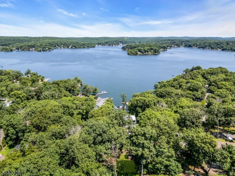 16 Lakeview Rd Hopatcong, NJ 07843
