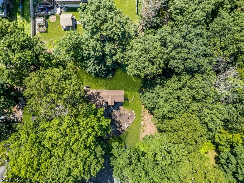 16 Lakeview Rd Hopatcong, NJ 07843