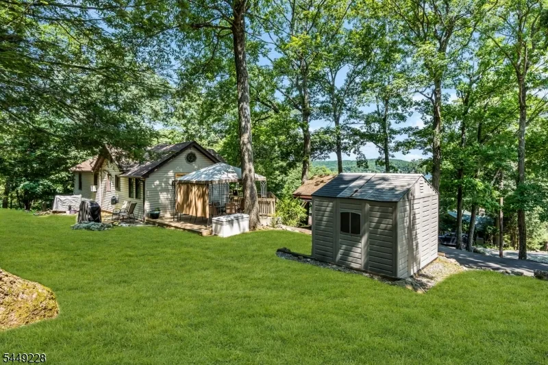 16 Lakeview Rd Hopatcong, NJ 07843