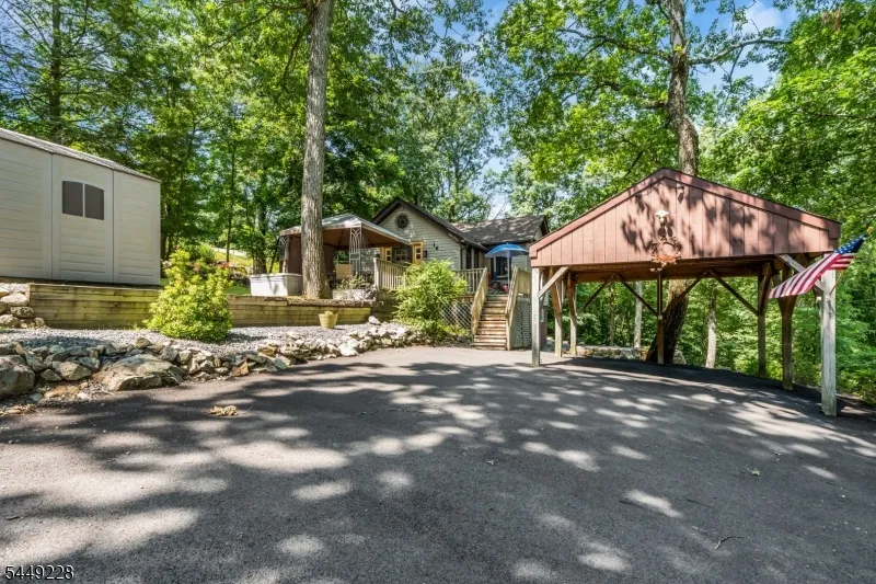 16 Lakeview Rd Hopatcong, NJ 07843