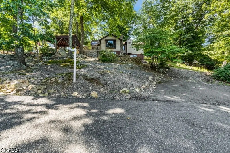 16 Lakeview Rd Hopatcong, NJ 07843