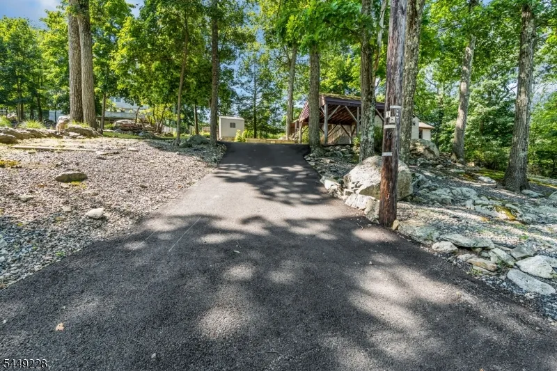 16 Lakeview Rd Hopatcong, NJ 07843