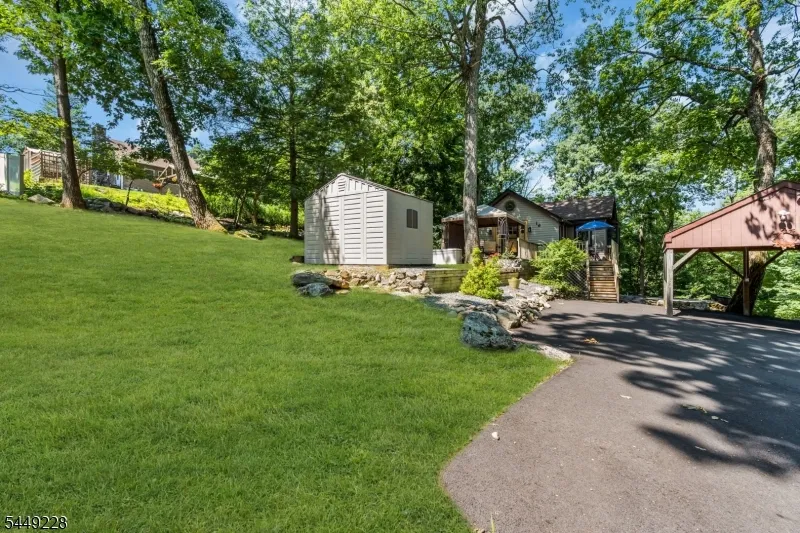 16 Lakeview Rd Hopatcong, NJ 07843