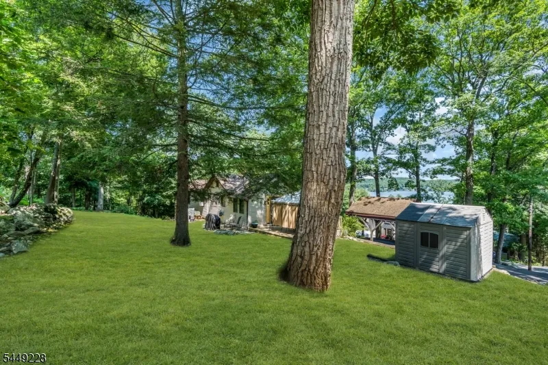 16 Lakeview Rd Hopatcong, NJ 07843