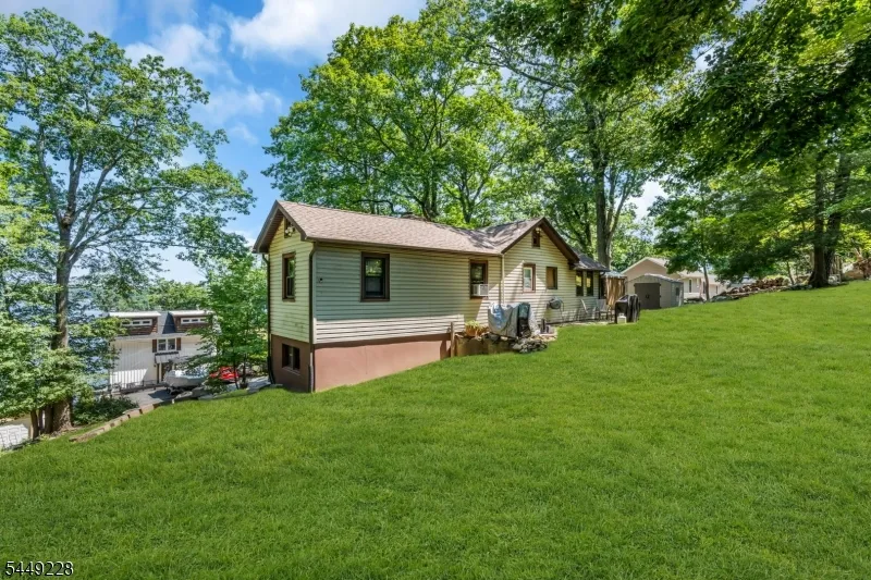 16 Lakeview Rd Hopatcong, NJ 07843