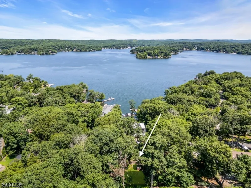 16 Lakeview Rd Hopatcong, NJ 07843