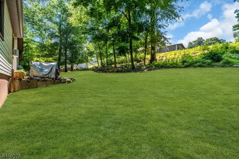 16 Lakeview Rd Hopatcong, NJ 07843