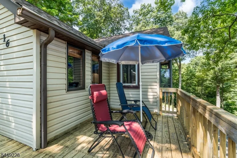 16 Lakeview Rd Hopatcong, NJ 07843