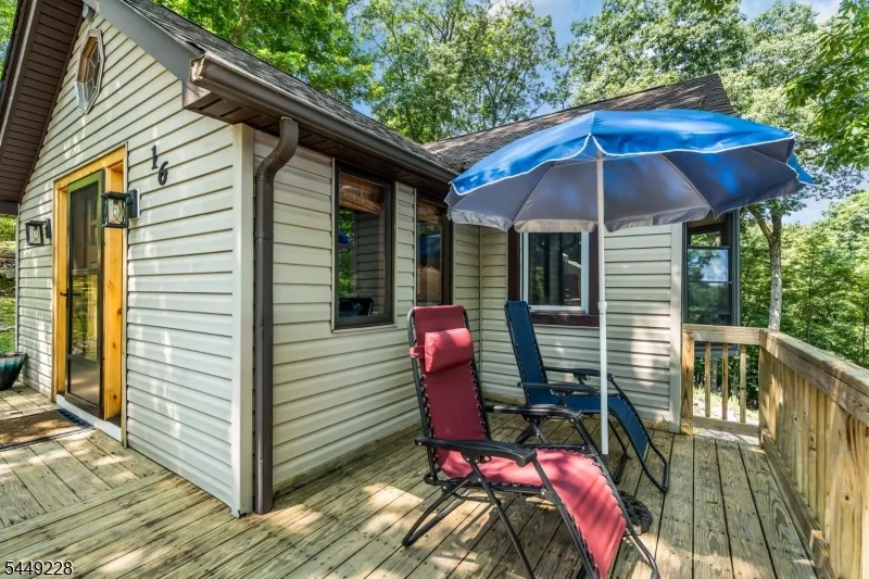 16 Lakeview Rd Hopatcong, NJ 07843