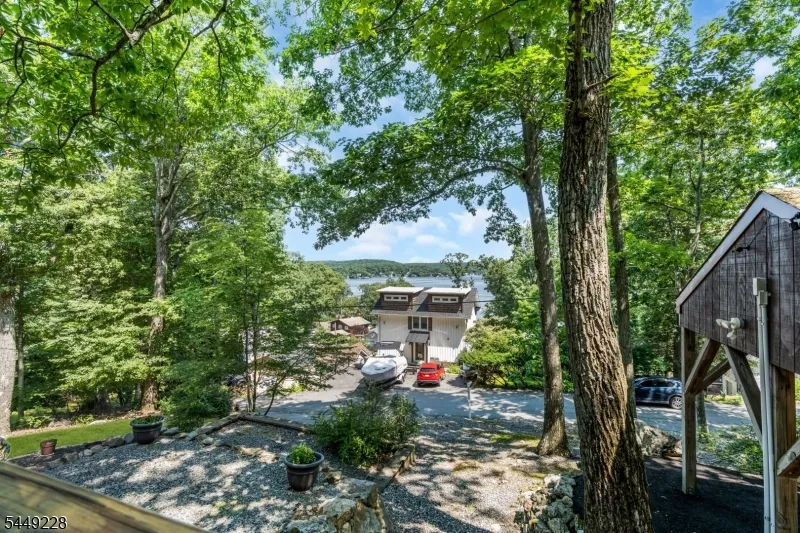 16 Lakeview Rd Hopatcong, NJ 07843