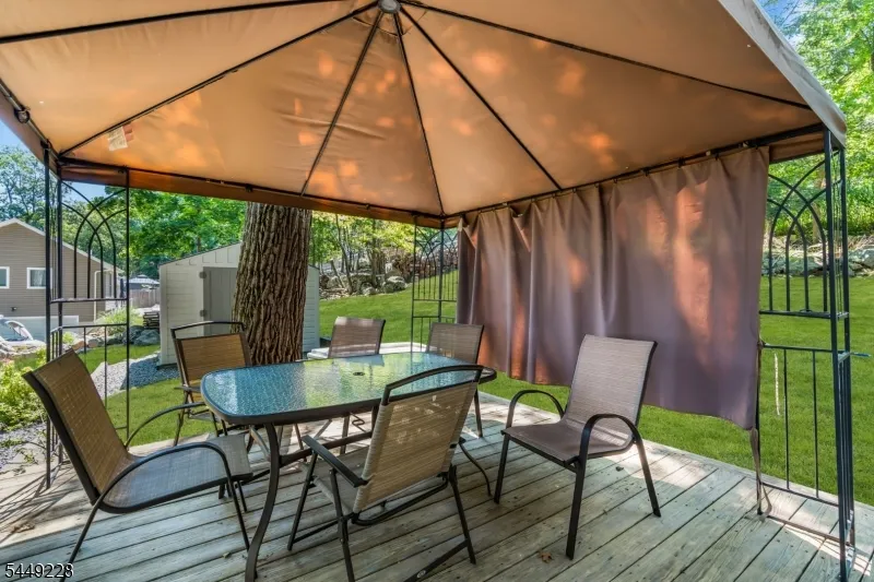 16 Lakeview Rd Hopatcong, NJ 07843